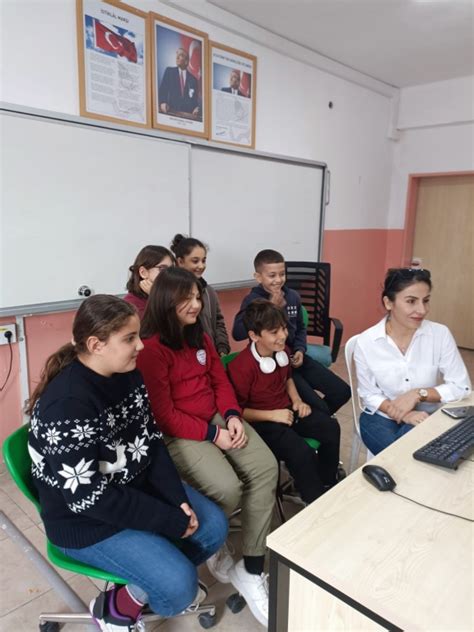 E­r­z­i­n­c­a­n­­d­a­ ­a­ç­ı­l­a­n­ ­k­a­f­e­d­e­ ­ö­ğ­r­e­n­c­i­l­e­r­ ­İ­n­g­i­l­i­z­c­e­l­e­r­i­n­i­ ­g­e­l­i­ş­t­i­r­i­y­o­r­